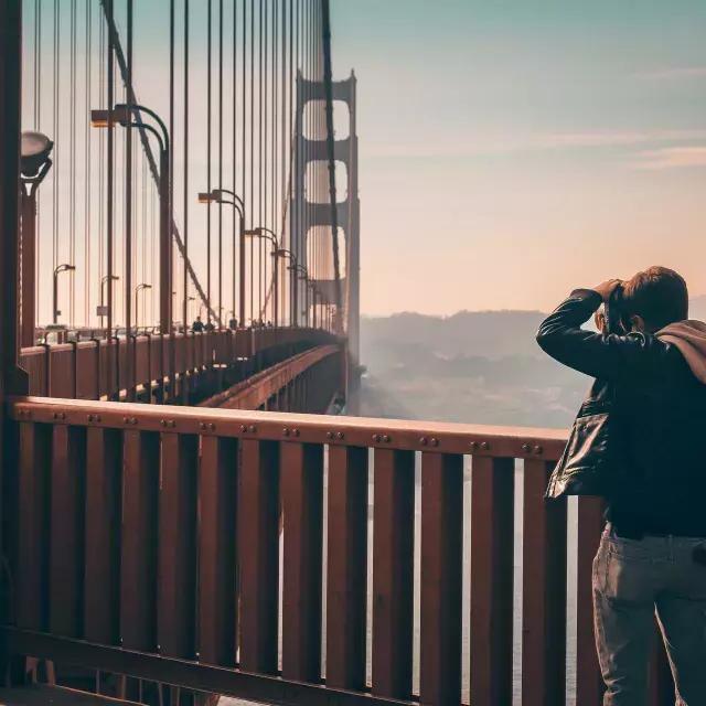 Mann fotografiert auf der Golden Gate Bridge
