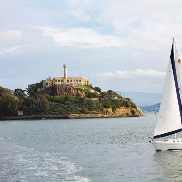 Ein Segelboot fährt vor der Insel Alcatraz in San Francisco vorbei.